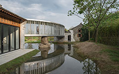Lakeside Teahouse. Крытый мост. Изображение © Zhang Chao