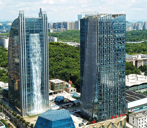 В Китае не утихают споры по поводу небоскреба с искусственным водопадом