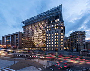 Светящийся фонарь в атриуме - новая штаб-квартира ЕС в Брюсселе