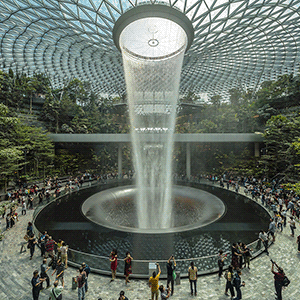 Сегодня в сингапурском аэропорту Changi открылось здание Jewel с самым высоким в мире водопадом под крышей