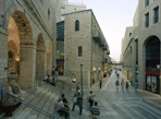 Моше Сафди. Торговая улица Мамила в Иерусалиме. Иерусалим, Израиль. 2009 г.