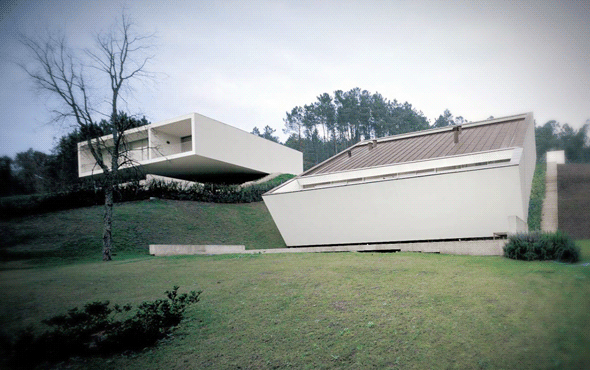 Два дома в Понте-де-Лима - два разных подхода по отношению к окружающему ландшафту