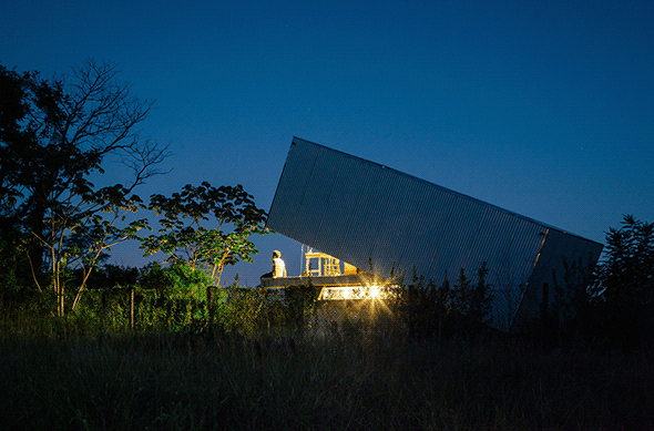 Жилой дом Caja Obscura в Парагвае - идеальное укрытие для дикаря XXI века