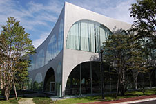 Библиотека университета искусств Тама в Токио от Тойо Ито