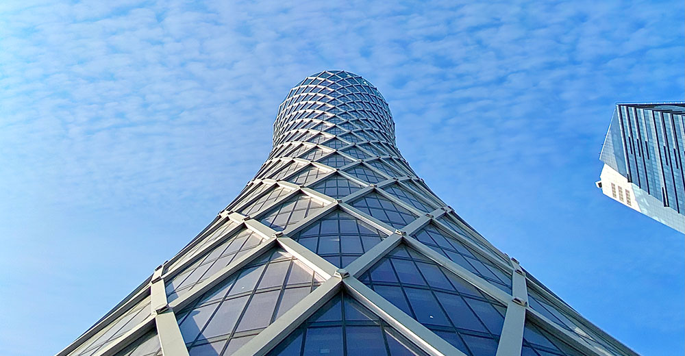 Qatar Tourism представляет самые необычные небоскребы, украшающие впечатляющую панораму Дохи