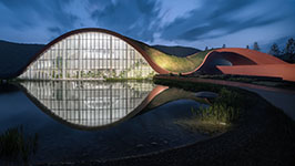 Архитектура как искусственный ландшафт - в Китае появился культурный центр с зеленой волнистой крышей