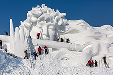 Фестиваль скульптур и архитектуры из снега и льда в Харбине. Фото: Shutterstock.com