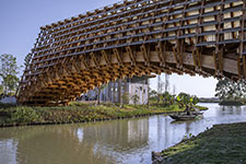 Деревянный мост Timber Bridge in Gulou Waterfront. Фото © Jin Weiqi