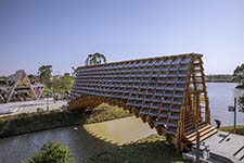 Timber Bridge in Gulou Waterfront. Фото © Jin Weiqi