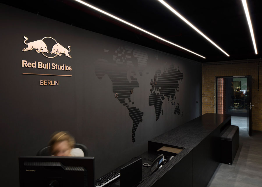 Окрыляющая студия звукозаписи Red Bull в Берлине