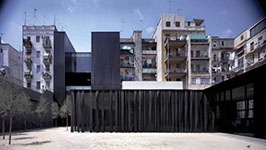 Библиотека Sant Antoni - Joan Oliver в Барселоне . Изображение @ Hisao Susuki