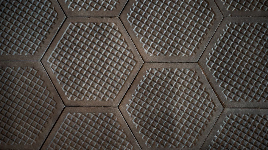 На полу дизайн-центра Republic лежит гексагональная чугунная плитка