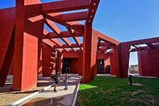 The Rajasthan School. Яркий фасад. Фото©Dinesh Mehta
