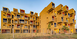 Малоэтажный жилой комплекс Studios 90. Скульптурная композиция. Фото © Mr.Ricken Desai