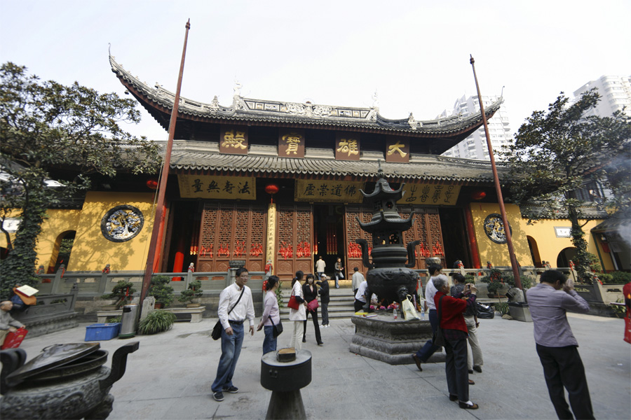 В Шанхае перенесли Буддийский храм весом в 2 тысячи тонн!