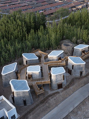 Малоэтажный комплекс Grotto Retreat Xiyaotou - современная интерпретация традиционной китайской деревни