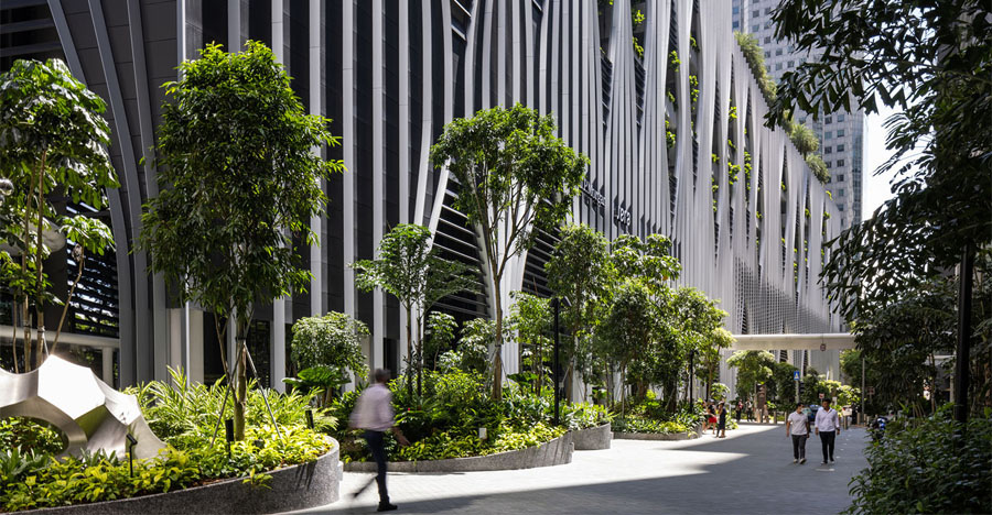 Неординарное благоустройство территории стилобата небоскреба в Сингапуре