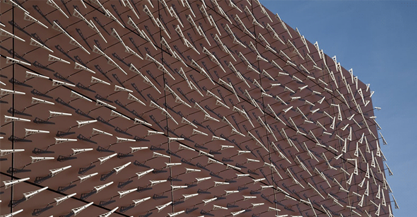 Инсталляция "Windswept" на фасаде музея Randall - кинетический модуль, управляемый ветром