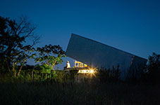 Кинетический жилой дом Caja Obscura в Парагвае - идеальное укрытие для дикаря XXI века