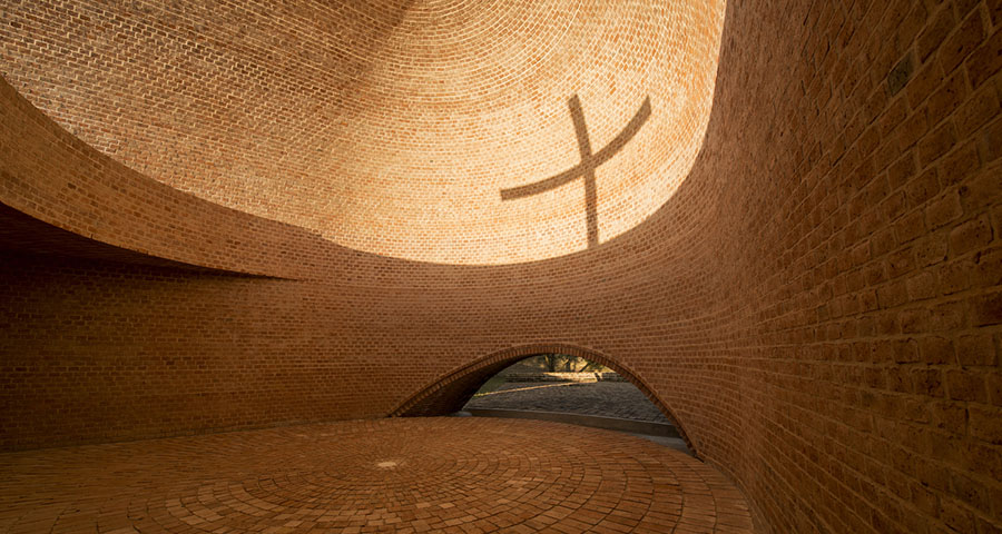 Крест из светотени и сложная геометрия стен из столетних кирпичей - современная часовня от Николаса Камподонико
