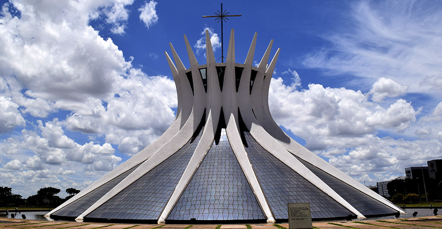 Кафедральный собор Пресвятой Девы Марии - бетонные руки, воздетые к небу