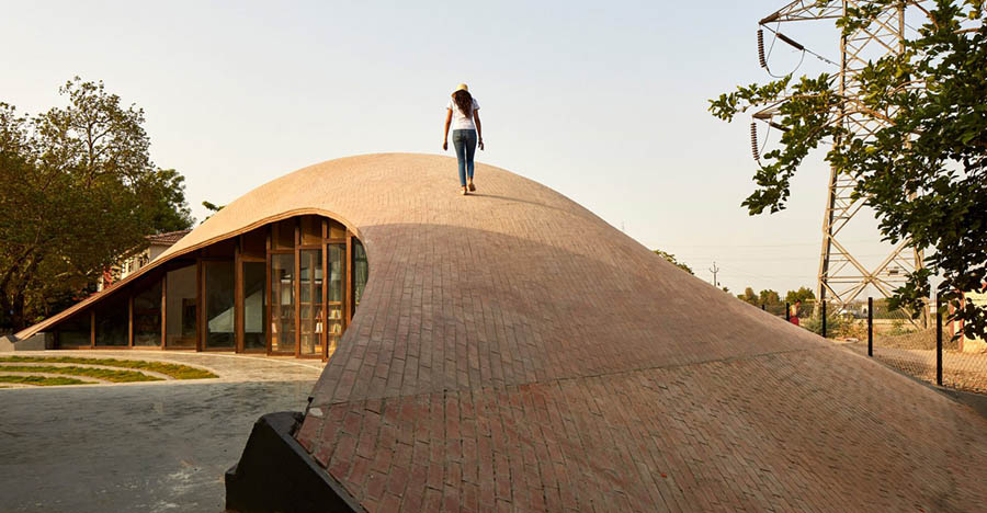 Кирпичная крыша, вырастающая из земли. Brick Vault Library - синтез традиционного материала и инновационных технологий