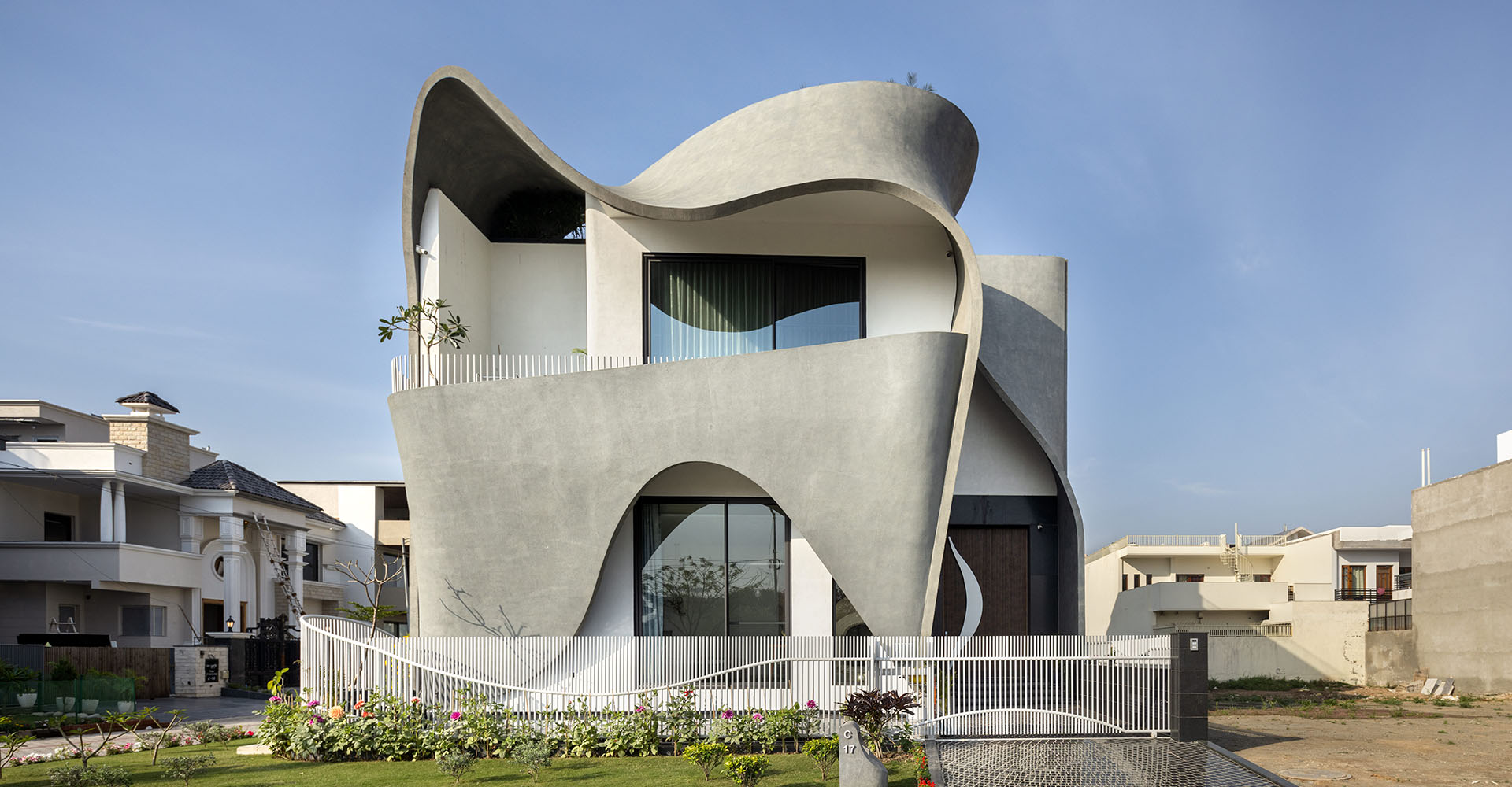 The Ribbon House - зачем архитекторы обвили фасад частного дома в Индии бетонной лентой?