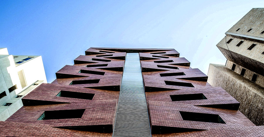 Как сделать здание узнаваемым? Необычный фасад кирпичной многоэтажки в Кувейте
