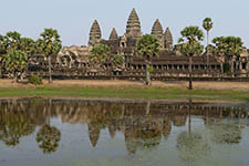 Ангкор-Ват - массивный каменный храм, поддерживаемый водой